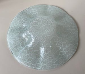 Niet of onleesbaar gesigneerd - Lichtblauwe en witte opaline glazen met witte glasdraden kopen? Bied vanaf 1!