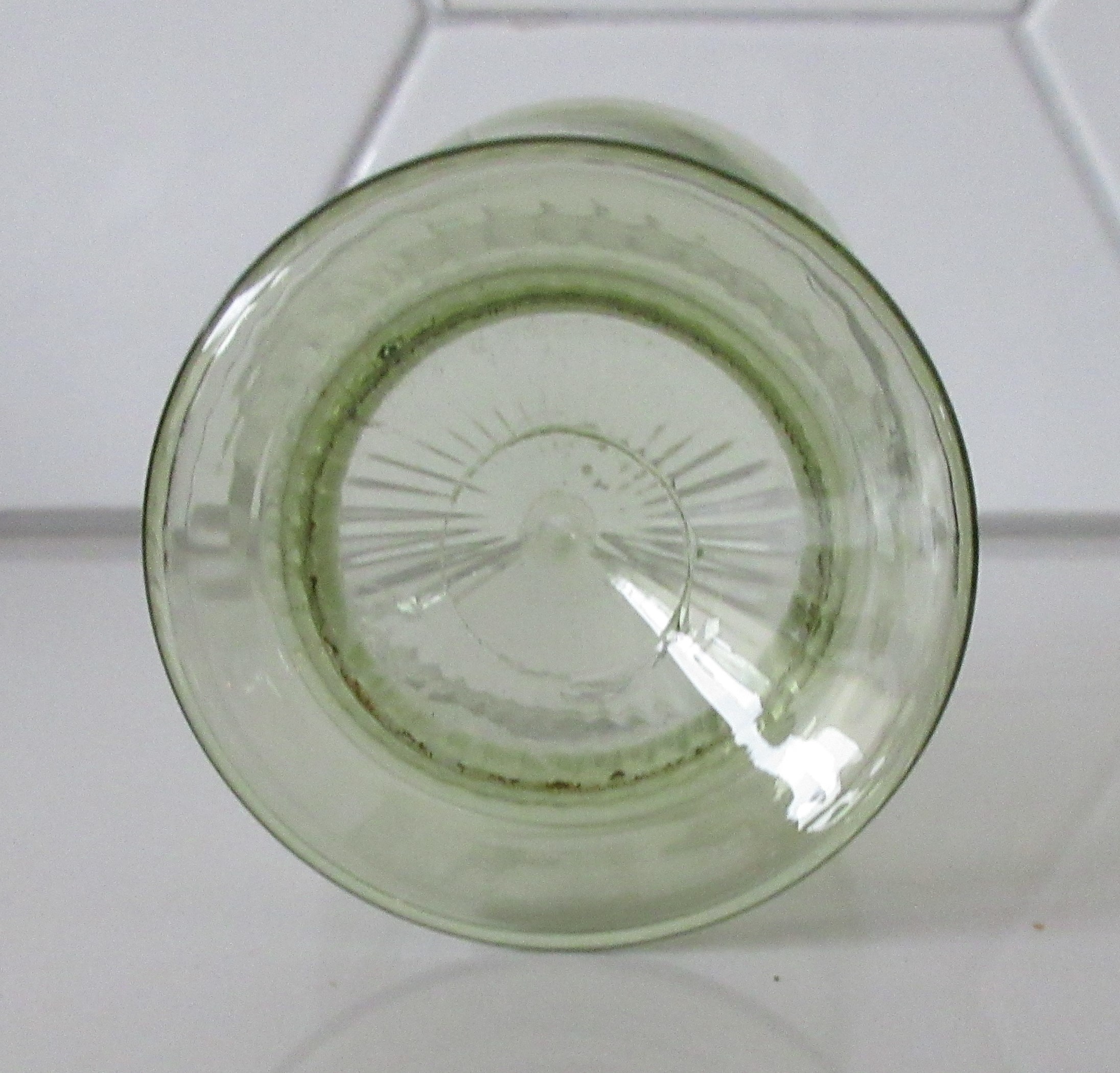 Niet of onleesbaar gesigneerd - Lichtgroen getordeerd hand geblazen glas gesigneerd Bovot kopen? Bied vanaf 1!