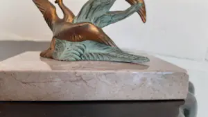 Niet of onleesbaar gesigneerd - ( naar Rochard ) Twee vechtende pauwen in boomstronk, brons/marmer kopen? Bied vanaf 1!