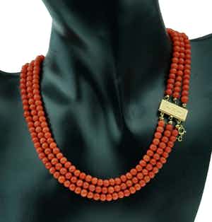 3-strengs bloedkoraal antieke ketting 14k gouden slot verkocht voor € 449!