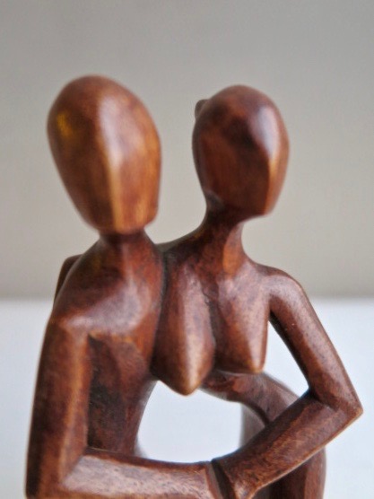 Niet of onleesbaar gesigneerd - Houtsnijwerk - Dancing love kopen? Bied vanaf 1!