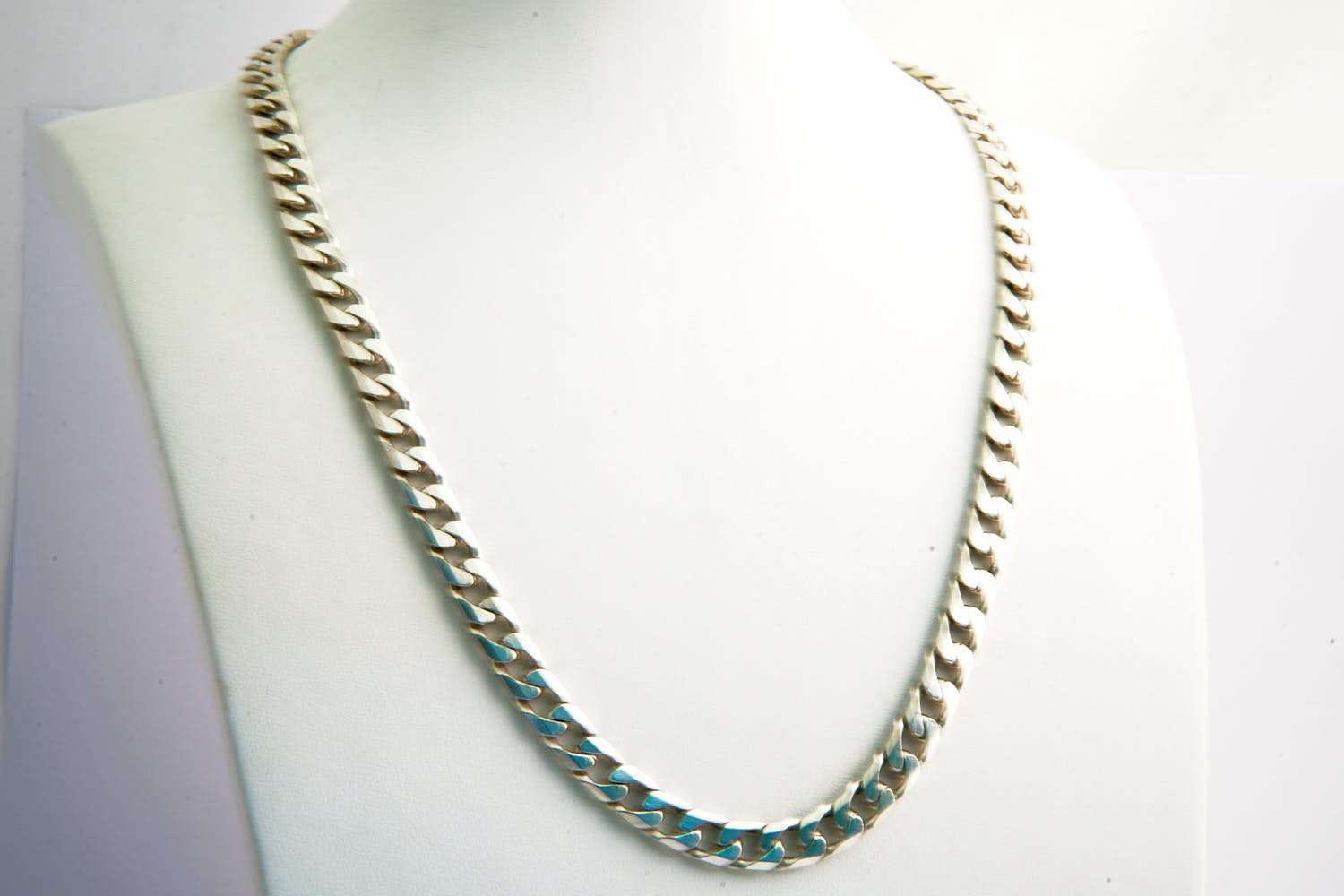 107- Zwaar 1e gehalte zilveren halssieraad - glad gepolijste gourmette schakels kopen? Bied vanaf 65!