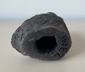 Niet of onleesbaar gesigneerd - Raku aardewerken vrouwfiguur kopen? Bied vanaf 1!