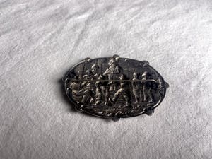 Antieke Zilveren broche met 17e eeuwse voorstelling kopen? Bied vanaf 1!