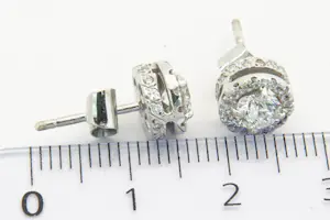 90 -  Paar exclusieve 14 Kt witgouden en ca. 1.20crt diamanten rozet oorstekers kopen? Bied vanaf 1430!