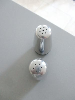 Alessi - Een peper en zoutvaatje, een melk-kannetje en een suikerpotje van Alessi kopen? Bied vanaf 12!