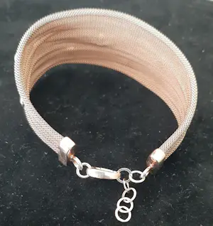 armband, op 'geweven schakeltjes’ bandje met 13 zirkonia steentjes in zetting kopen? Bied vanaf 60!