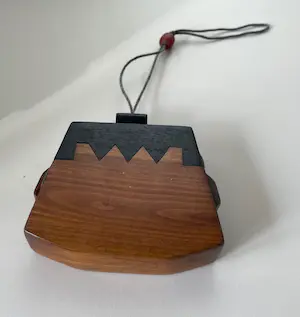 Niet of onleesbaar gesigneerd - Antieke handgesneden houten "Tongal" Sumba Tabaksdoos\portemonnee uit Indonesië kopen? Bied vanaf 1!