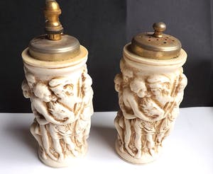 Curiosa - Vintage Salt And Pepper grinder in bone carved sculptures. kopen? Bied vanaf 1!