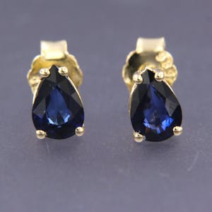 14K Goud - geelgouden oorknoppen met peergeslepen saffier kopen? Bied vanaf 150!