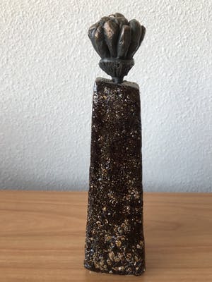 Jissy Keuenhof - 3 Moderne bronzen beelden op keramiek voet - in de vorm van een bloem. kopen? Bied vanaf 85!