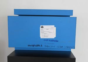 Nikolaus Urban - Triplex/ kartonnen object, Blauw huis (op sokkel) kopen? Bied vanaf 100!