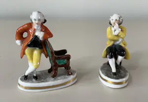Augarten Wien - Twee antieke porseleinen miniatuurfiguren kaufen? Bieten Sie von 20!