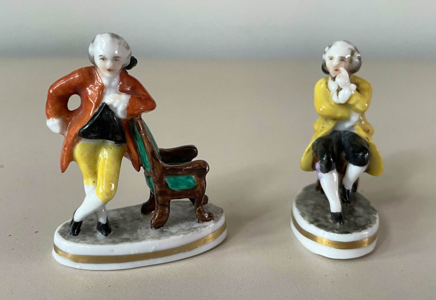 Augarten Wien - Twee antieke porseleinen miniatuurfiguren verkocht voor € 20!