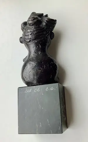 Loek Bos - Vrouw met vogel in haar kopen? Bied vanaf 295!