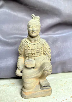 Niet of onleesbaar gesigneerd - Twee terracotta Aziatische krijgers kopen? Bied vanaf 1!