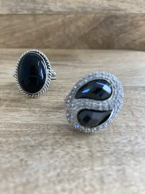 Een Lotje van twee zilveren ringen met kleurstenen en zirkonia kopen? Bied vanaf 39!