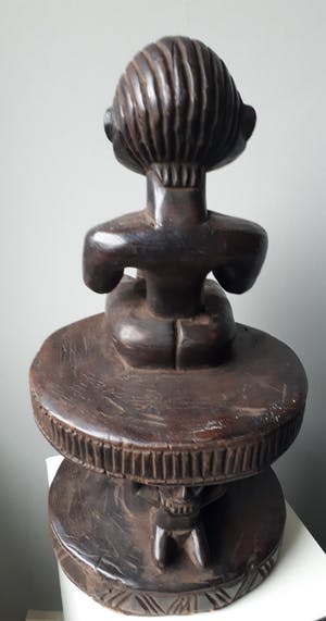Dogon - Houten beeld van man op kruk met watervat kopen? Bied vanaf 30!