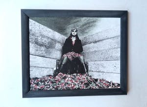 Jan Stijnman - Vrouw met rode tulpen tussen beton-Absurdistisch Foto Handingeschilderd-In lijst kopen? Bied vanaf 10!