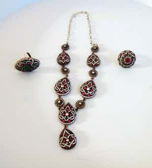 Niet of onleesbaar gesigneerd - Zilveren (925) Afghaanse Kuchi Halsketting met hanger en twee ringen verkocht voor € 1!