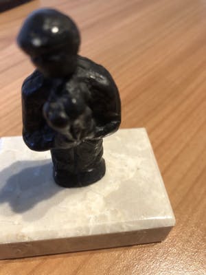 Brons (Onbekend) - Bronzen beeldje man met bos tulpen. kopen? Bied vanaf 10!