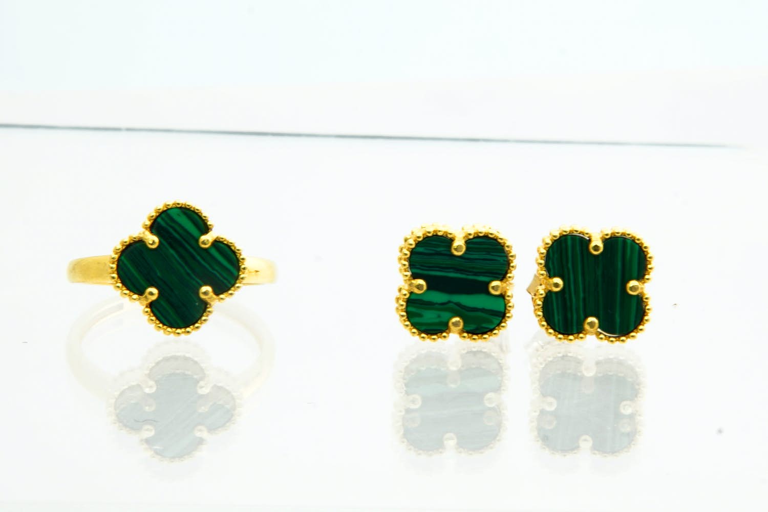 48 - Fraaie set  20krt gouden ring  + paar oorstekers met malachiet klaver 4 kopen? Bied vanaf 380!
