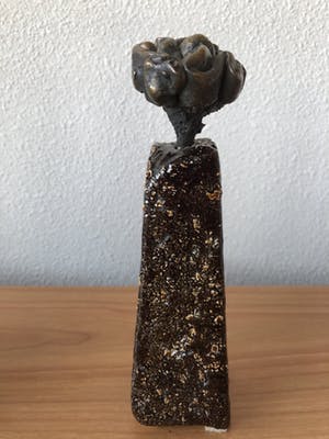 Jissy Keuenhof - 3 Moderne bronzen beelden op keramiek voet - in de vorm van een bloem. kopen? Bied vanaf 85!