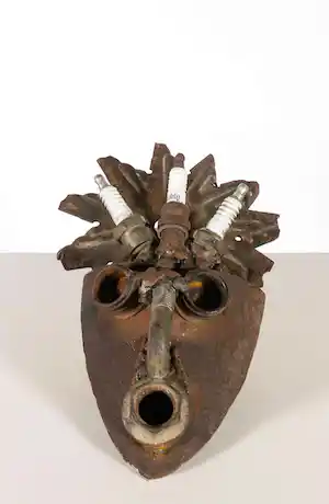 Yubi Kirindongo - Wandobject, Masker van schrootijzer verkauft für € 750!