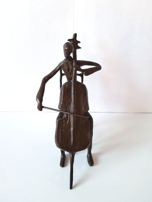 Niet of onleesbaar gesigneerd - Gepatineerd bronzen beeld van een cellist kopen? Bied vanaf 1!