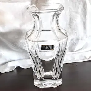 Sevres - Kristallglas Vase facettierte sechseckige Form transparent 70er Jahre Höhe 24cm kopen? Bied vanaf 120!