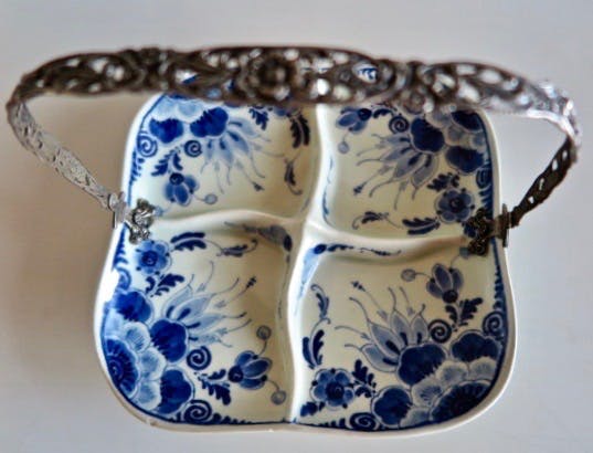 Kunstaardewerkfabriek Regina - Schaal Delfts blauw - Met verzilverd fraai ingesneden hengsel kopen? Bied vanaf 1!