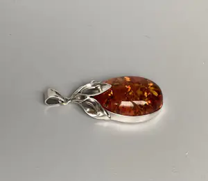 Internationaal Zilver - 925 - grote hanger barnsteen in florale setting kopen? Bied vanaf 90!