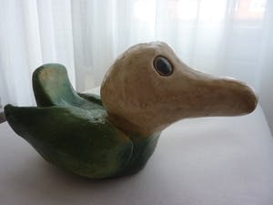 Niet of onleesbaar gesigneerd - "Th" gesigneerd - keramieke watervogel eend met zwarte ogen kopen? Bied vanaf 1!