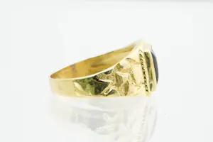 105 - Mooi bewerkte 18krt geelgouden ring met blauwe middensteen - kleine maat kopen? Bied vanaf 225!