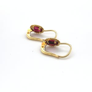 18 kt gouden oorhangers+kleursteen, 2,09 gr kopen? Bied vanaf 100!