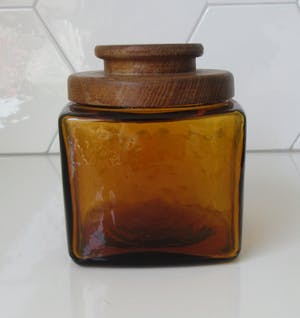 Niet of onleesbaar gesigneerd - Hand geblazen midcentury amber glazen voorraadpot met teakhouten deksel kopen? Bied vanaf 1!