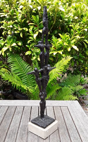 John Bier - Beeld in brons met marmeren voet van 7 acrobaten. kopen? Bied vanaf 85!