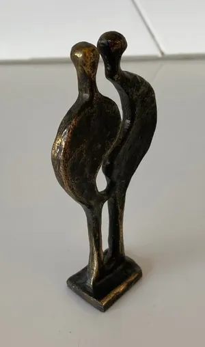 Niet of onleesbaar gesigneerd - Bronzen abstract beeldje van twee figuren kopen? Bied vanaf 1!