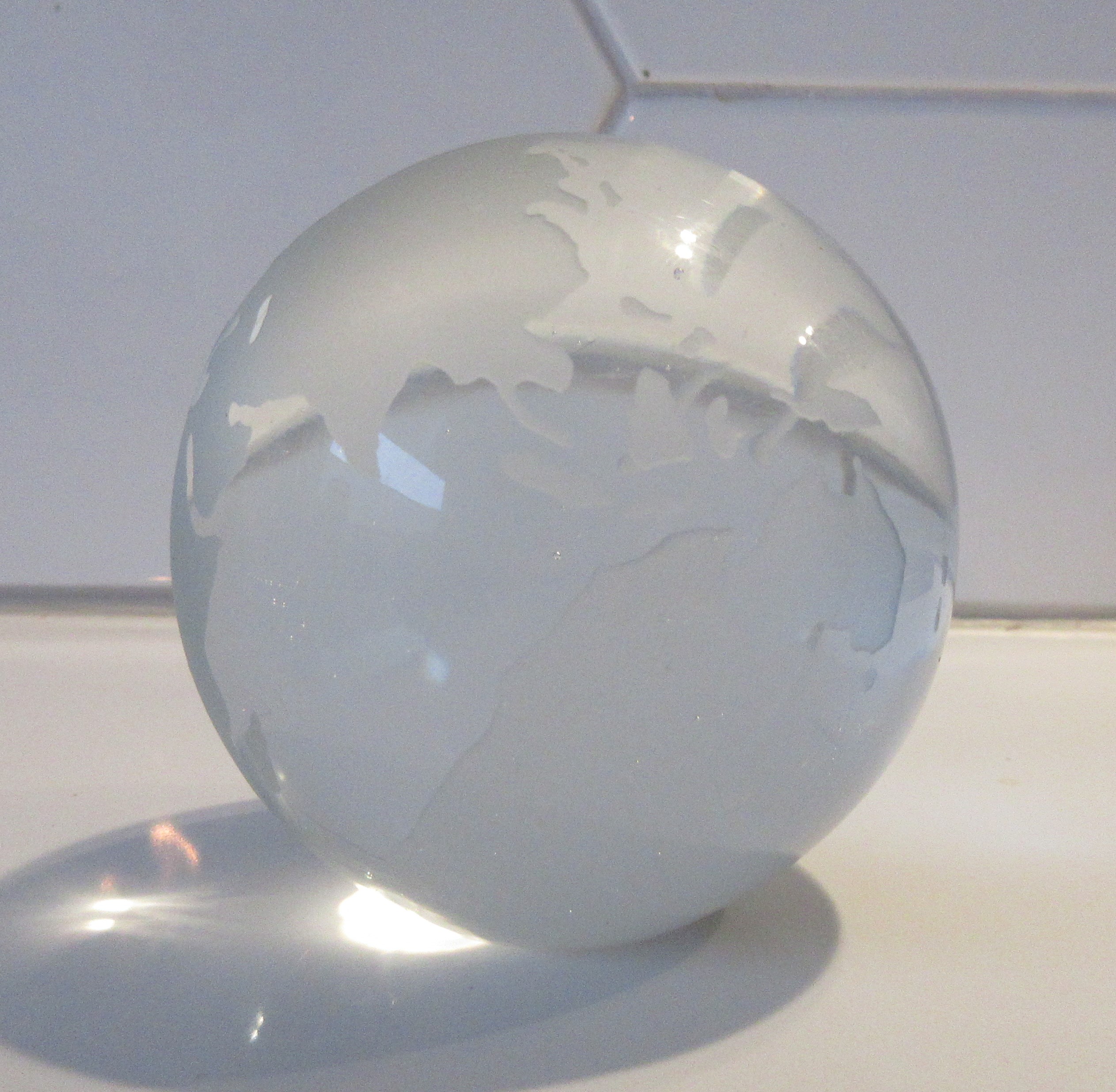 Niet of onleesbaar gesigneerd - Blank glazen presse papier Globe of wereldbol kopen? Bied vanaf 1!