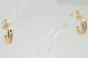 1300- Exclusieve set 18 krt gouden "halve maan" oorstekers - ca. 0.20 ct diamant kopen? Bied vanaf 160!