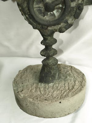 Niet of onleesbaar gesigneerd - Bronzen beeld op betonnen voet , "Autoclaxon" kopen? Bied vanaf 1!