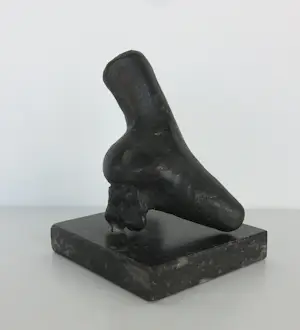 Lia van Vugt - Bronzen sculptuur, Gehurkte tors + boek! kopen? Bied vanaf 100!