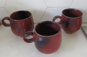 Niet of onleesbaar gesigneerd - Drie steengoed koffiebekers met Sang de Boeuf glazuur gesigneerd HSMP kopen? Bied vanaf 1!