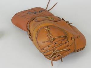 Curiosa - Vintage Wilson linkerhand dubbele lederen ijshockey keeper blocker kopen? Bied vanaf 1!