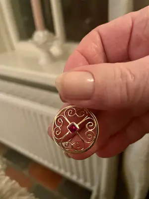 Antieke gouden hanger met robijn kopen? Bied vanaf 75!