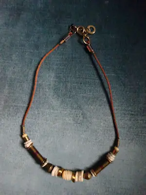Langani - Verfijnde ketting met de zwarte parel in aardetinten, koper en goud kopen? Bied vanaf 45!