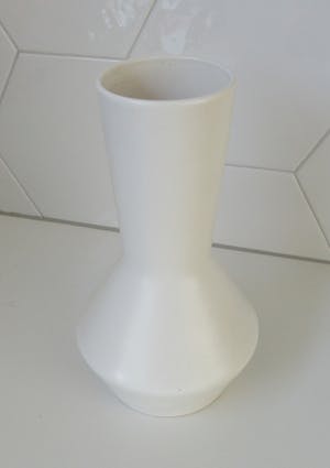 Plateelbakkerij Zuid-Holland - Gestileerde mat witte platelen vaas kopen? Bied vanaf 25!