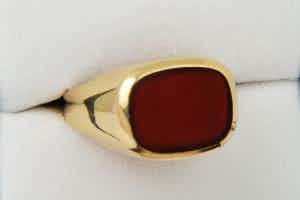 2565 - Vintage BWGG (8krt) geelgouden Zegelring met rode rechthoekige Carneool verkocht voor € 48!