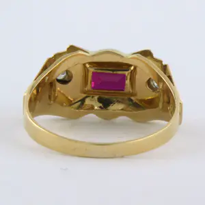 18k gouden ring bezet met robijn verneuille en Bolsjewiek geslepen diamant kopen? Bied vanaf 195!
