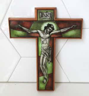 Jan Perey - Opaline glazen gebrandschilderde Cruxifix met houten lijst verkocht voor € 25!